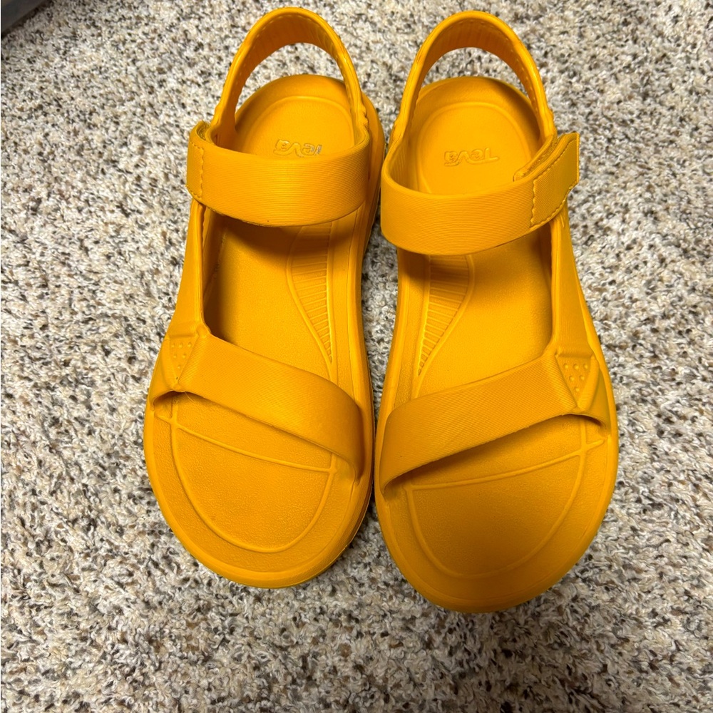 Reva Women’s Hurricane Drift Sandals. Size 9. Color is Sunflower.
